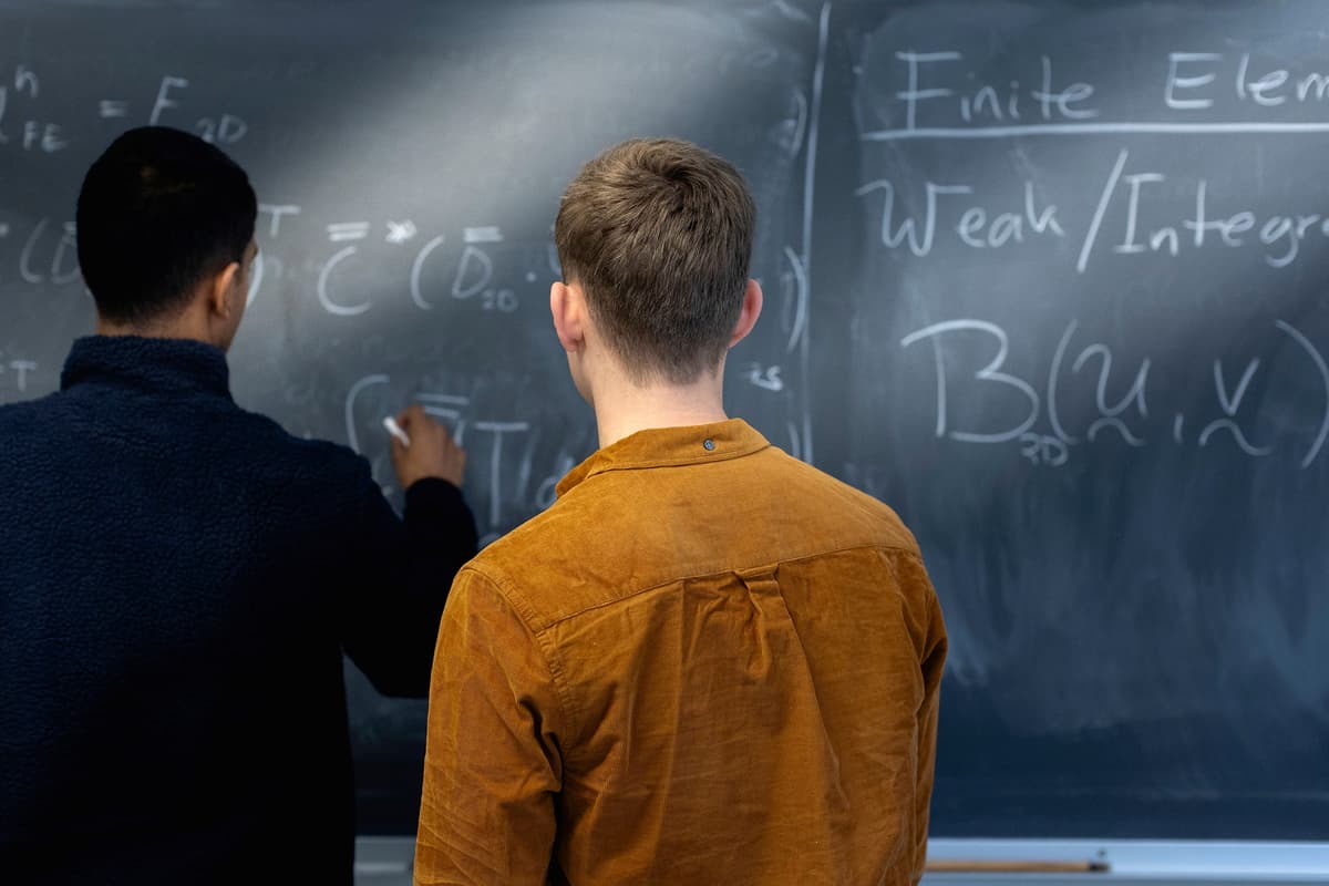 Studenter med tavle. Foto: Tommy Normann-NMBU